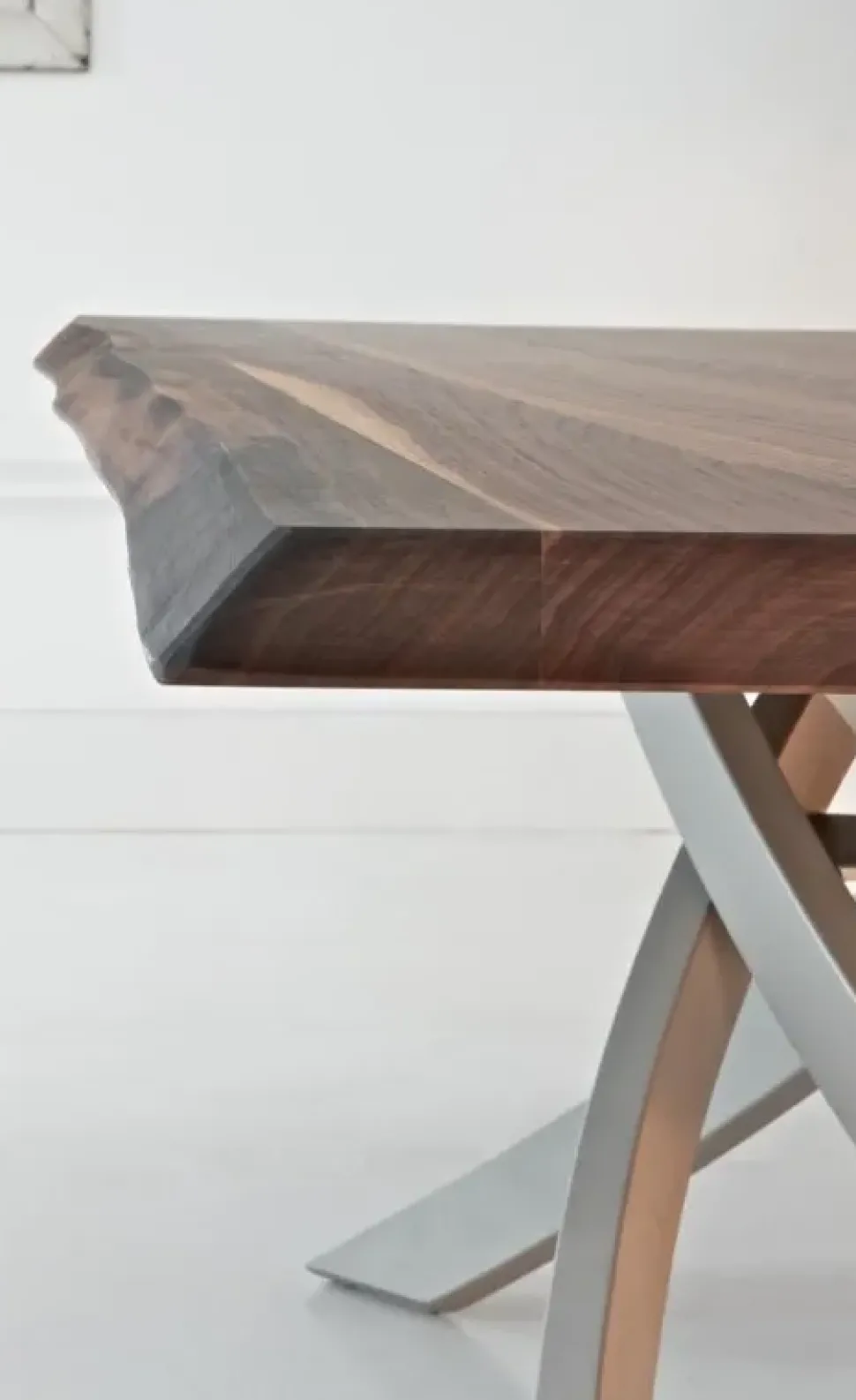 Tavolo Artistico Bontempi in legno. Sconto 39%. Per progettisti interni.