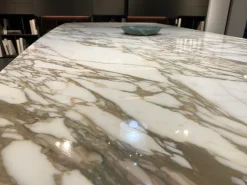 Tavolo con piano in marmo sagomato di Poliform a PREZZO OUTLET