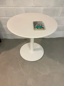 Tavolo con piano in metallo rotondo di Connubia a PREZZO OUTLET