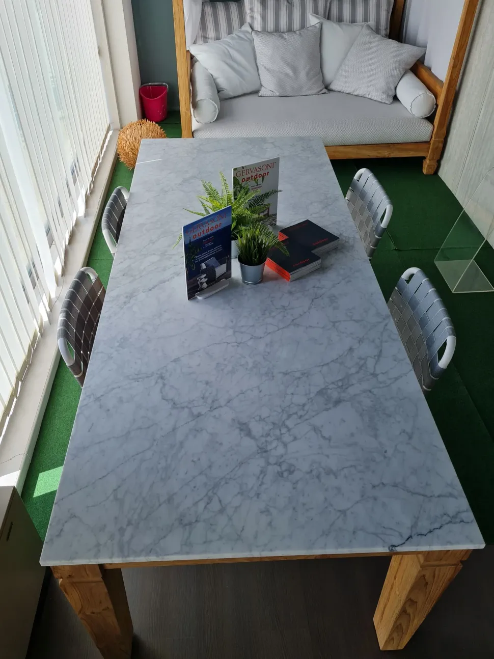 Tavolo con piano in pietra rettangolare di Gervasoni a PREZZO OUTLET