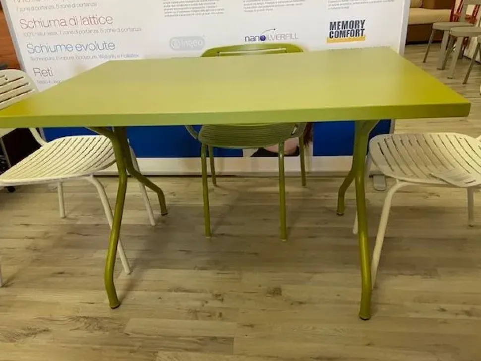 Tavolo da giardino modello Solid Emu con forte sconto