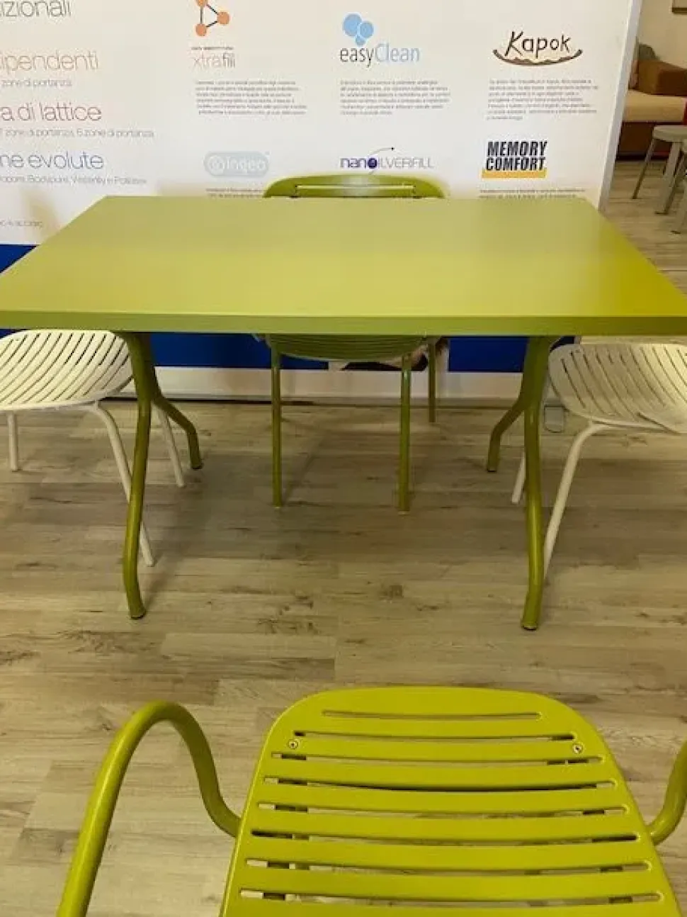 Tavolo da giardino modello Solid Emu con forte sconto