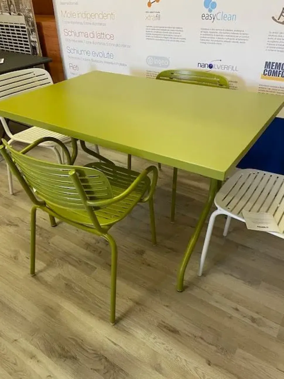 Tavolo da giardino modello Solid Emu con forte sconto