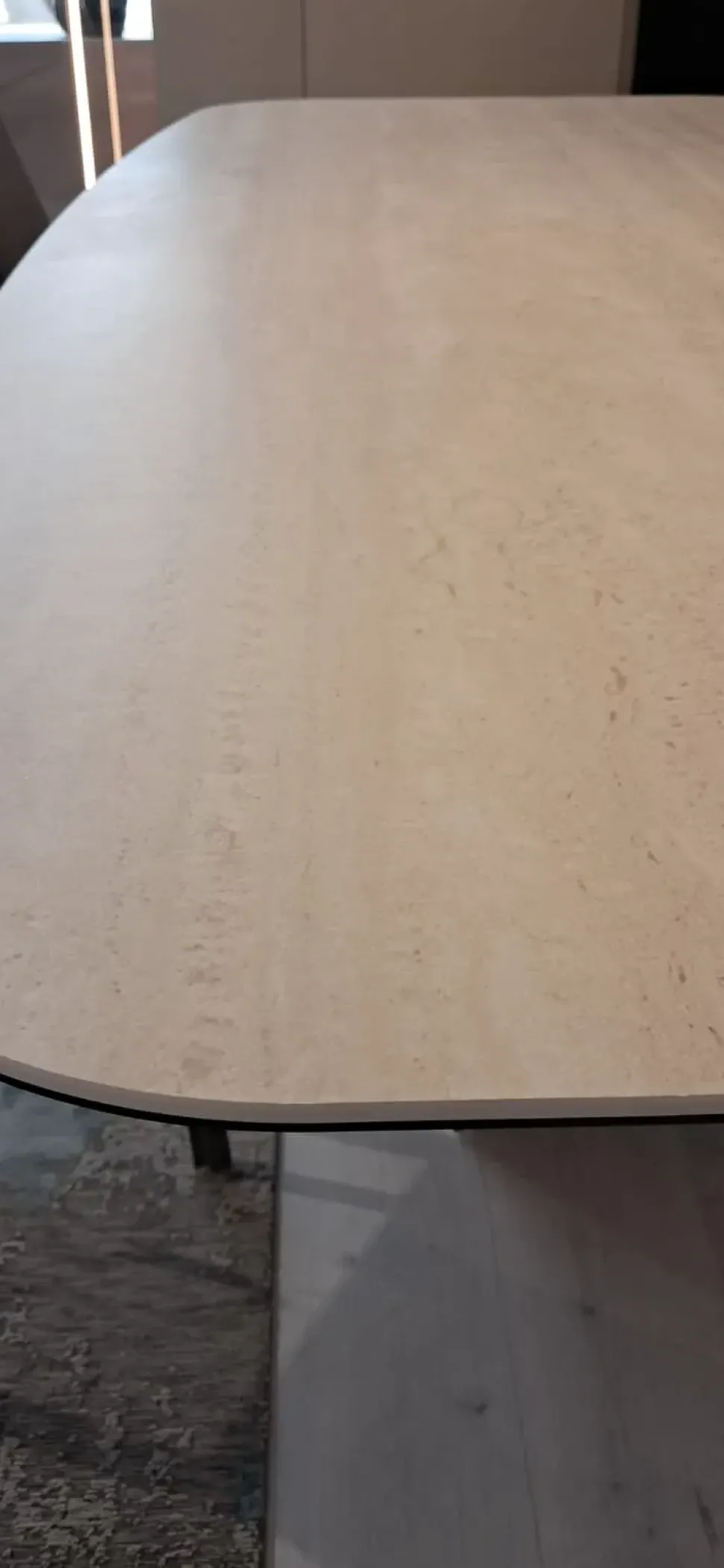 Tavolo in ceramica sagomato Skorpio Cattelan italia in offerta outlet