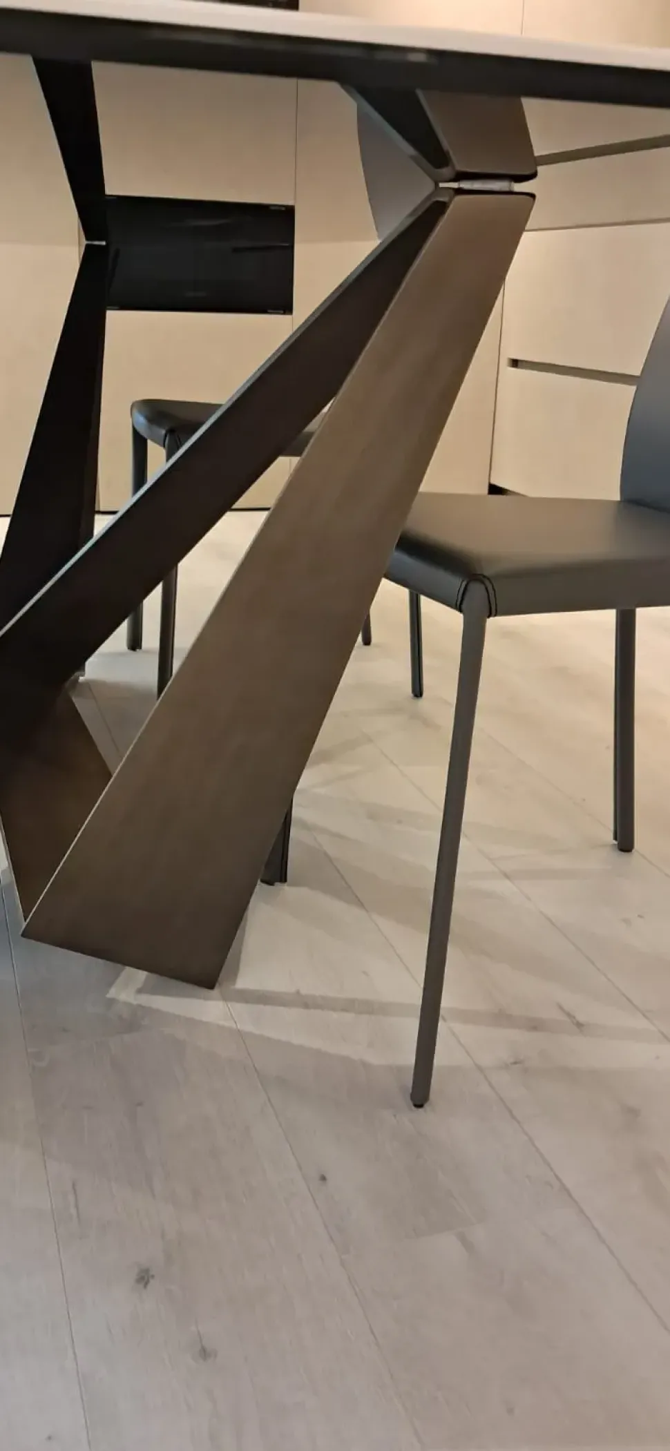 Tavolo in ceramica sagomato Skorpio Cattelan italia in offerta outlet