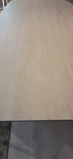 Tavolo in ceramica sagomato Skorpio Cattelan italia in offerta outlet