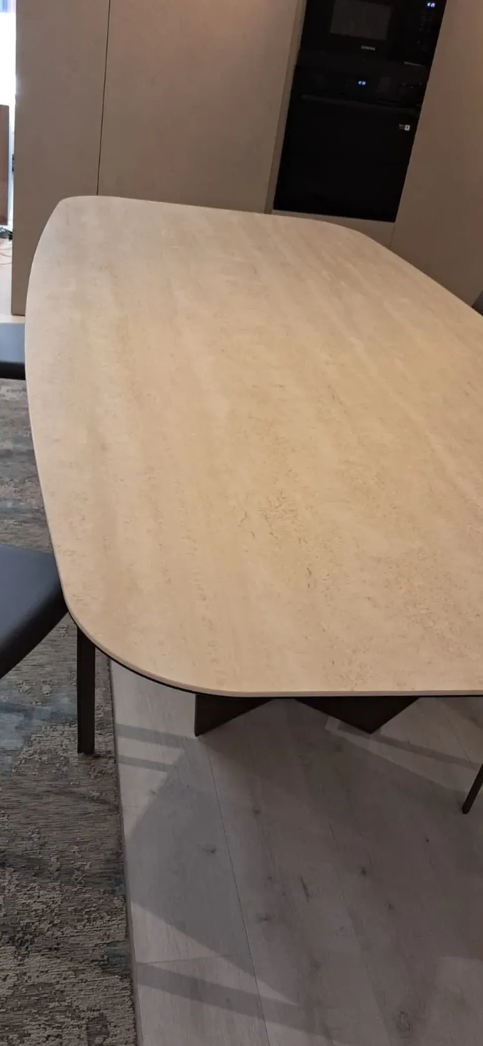 Tavolo in ceramica sagomato Skorpio Cattelan italia in offerta outlet