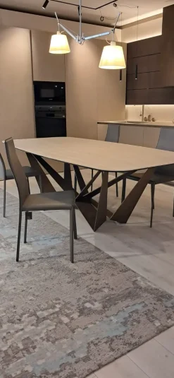 Tavolo in ceramica sagomato Skorpio Cattelan italia in offerta outlet