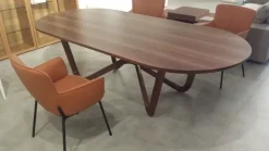 Tavolo in legno ovale 988 Rolf benz in offerta outlet