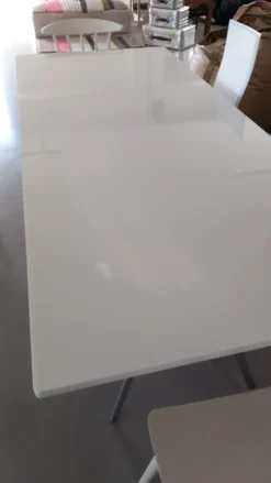 Tavolo in vetro rettangolare Baguette Magis in offerta outlet