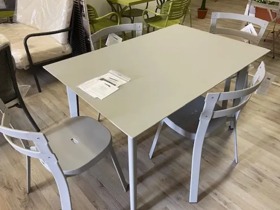 Tavolo modello Balcony per l'esterno Emu a prezzo Outlet