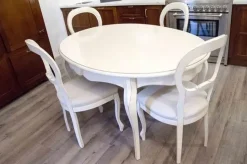 Tavolo ovale allungabile Essenza in legno massello laccato bianco con 4 sedie imbottite