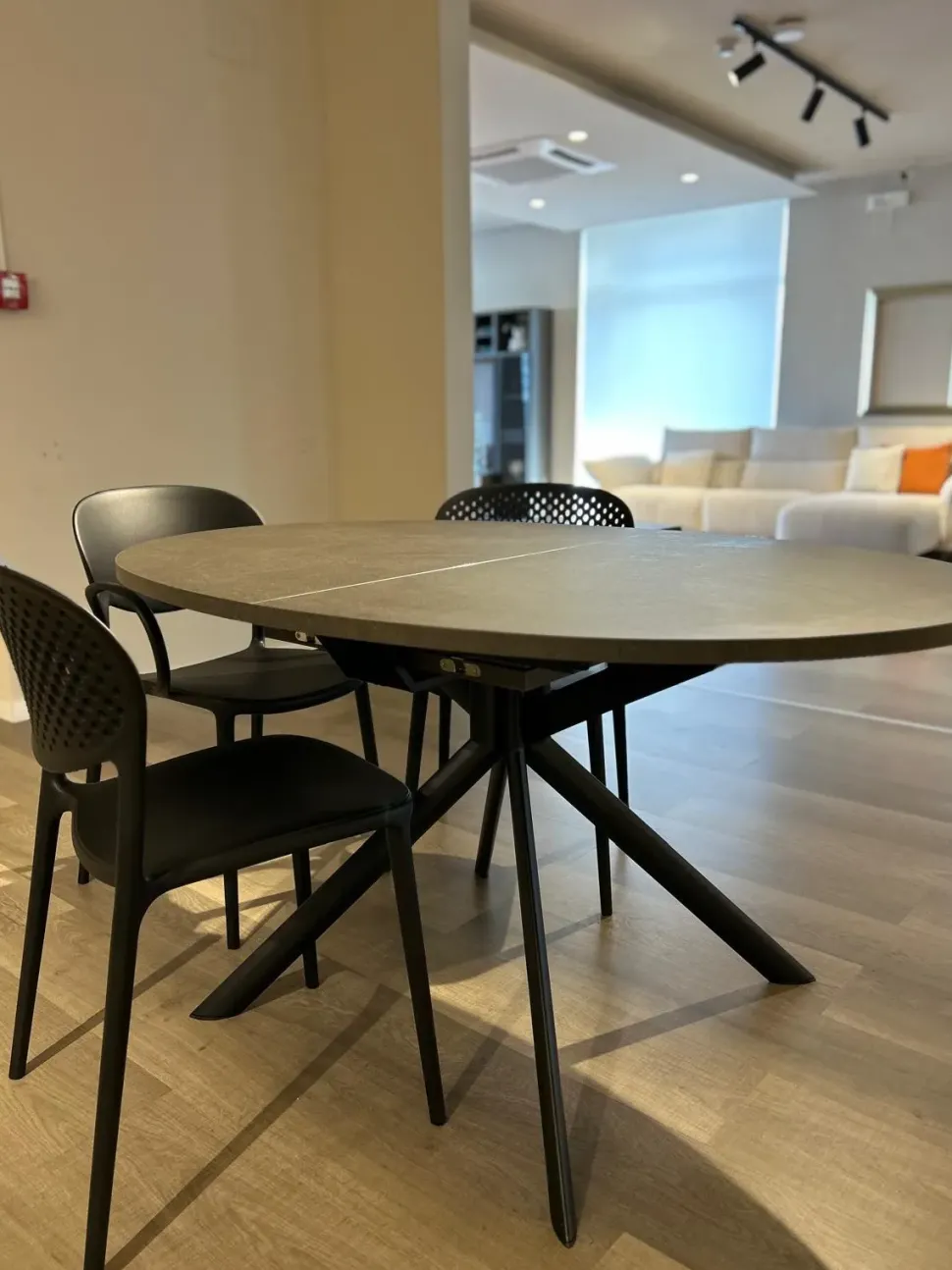 Tavolo ovale allungabile Giove di Connubia a prezzo riservato