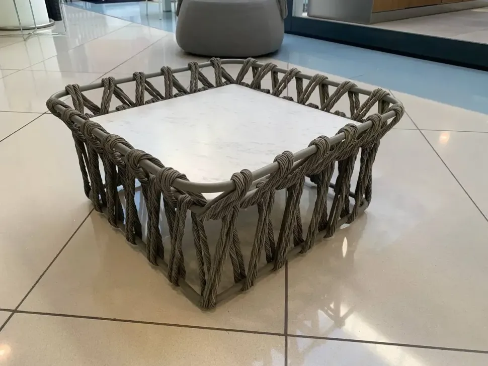 Tavolo per l'esterno modello Butterfly B&b italia in offerta