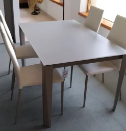 Tavolo rettangolare a quattro gambe Tavolo chef piano cristallo opaco antigraffio Bontempi scontato