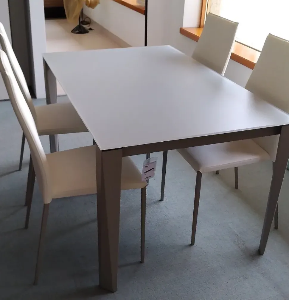 Tavolo rettangolare a quattro gambe Tavolo chef piano cristallo opaco antigraffio Bontempi scontato