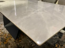 Tavolo rettangolare D9196 in ceramica. Collezione esclusiva. Offerta Outlet.