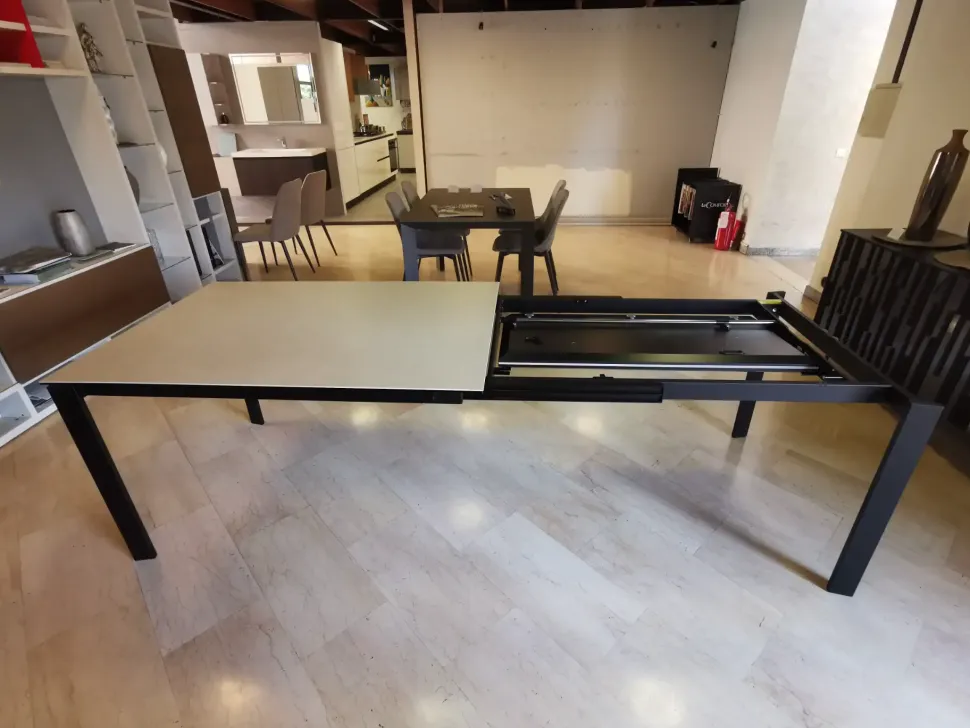 Tavolo rettangolare Eminence fast di Connubia a prezzo riservato