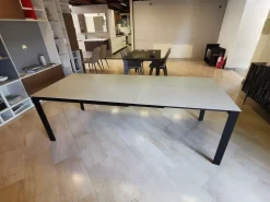 Tavolo rettangolare Eminence fast di Connubia a prezzo riservato