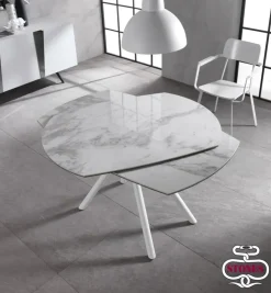 Tavolo sagomato a quattro gambe Kyoto four Stones scontato