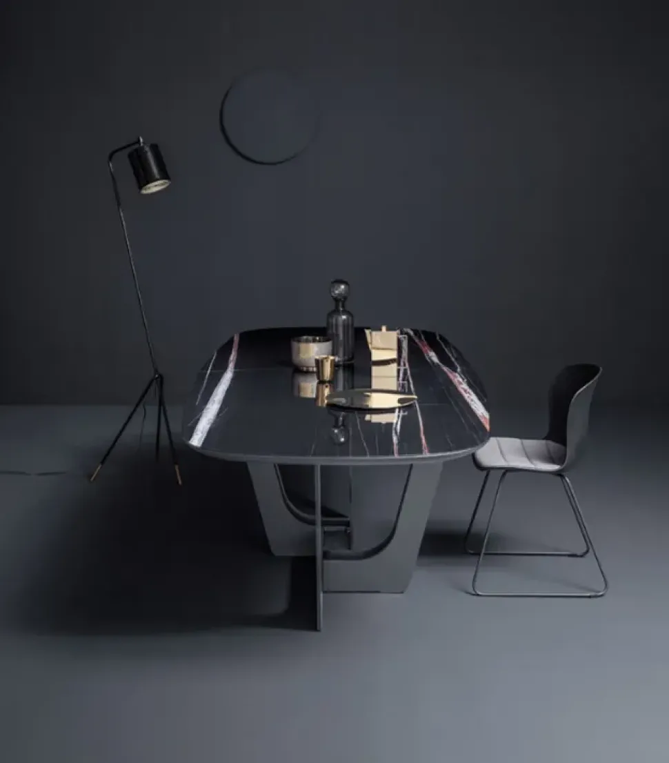 Tavolo sagomato con basamento centrale Cosmopolitan Devina nais scontato