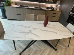 Tavolo sagomato in altri materiali Halley di Tomasella in Offerta Outlet