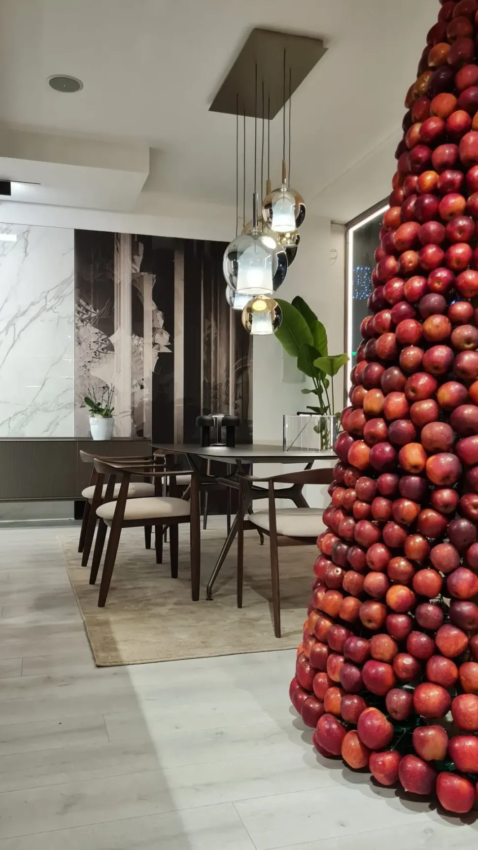 Tavolo sagomato in vetro Manta di Rimadesio in Offerta Outlet