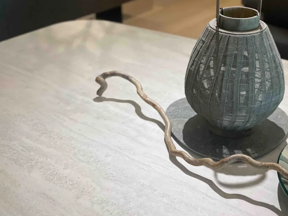 Tavolo sagomato Skorpio Cattelan italia scontato del 20%