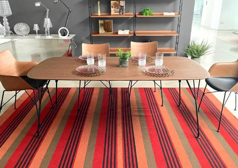 Tavolo sagomato Viscount of wood Kartell scontato del 30%