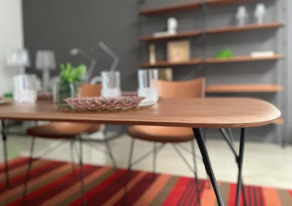 Tavolo sagomato Viscount of wood Kartell scontato del 30%