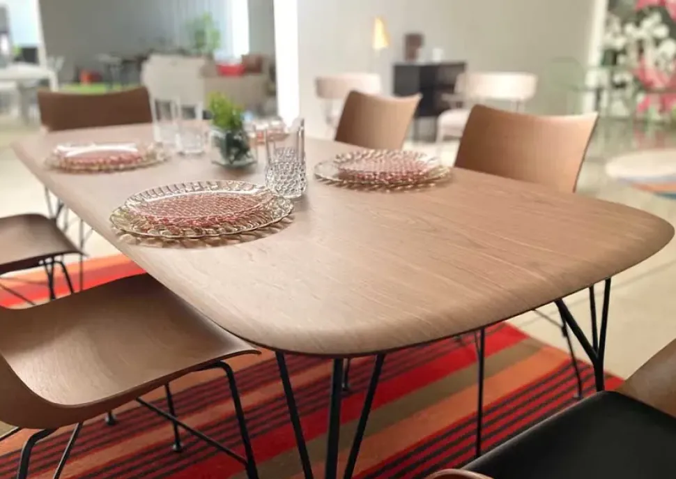 Tavolo sagomato Viscount of wood Kartell scontato del 30%