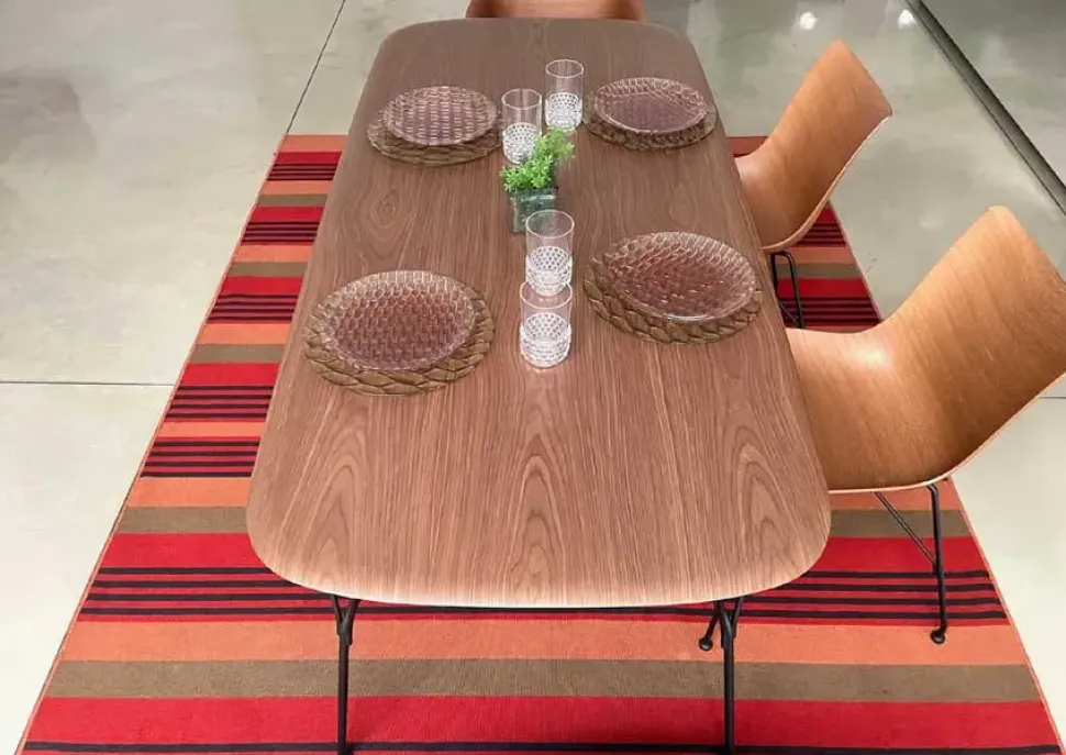 Tavolo sagomato Viscount of wood Kartell scontato del 30%