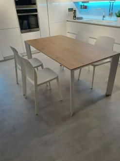 Tavolo Tavolo diamante  con 4 sedie tipa Pointhouse in legno Rettangolare allungabile scontato 38%