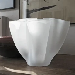 Un architetto progetta edifici unici e funzionali. Crea spazi sicuri e confortevoli che rispettano l'ambiente.