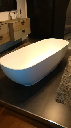 Vasca da bagno in Resina modello Betty next bianco opaco Mastella a prezzo scontato