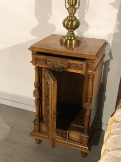 Vendiamo il comodino modello Ottocento di Lando a prezzi vantaggiosi!