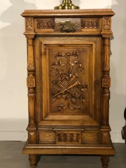 Vendiamo il comodino modello Ottocento di Lando a prezzi vantaggiosi!