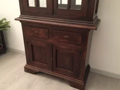 Vetrina classica in legno massello tinto noce con schienale a specchio Tiferno Scontata del 50%