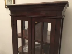 Vetrina classica in legno massello tinto noce con schienale a specchio Tiferno Scontata del 50%