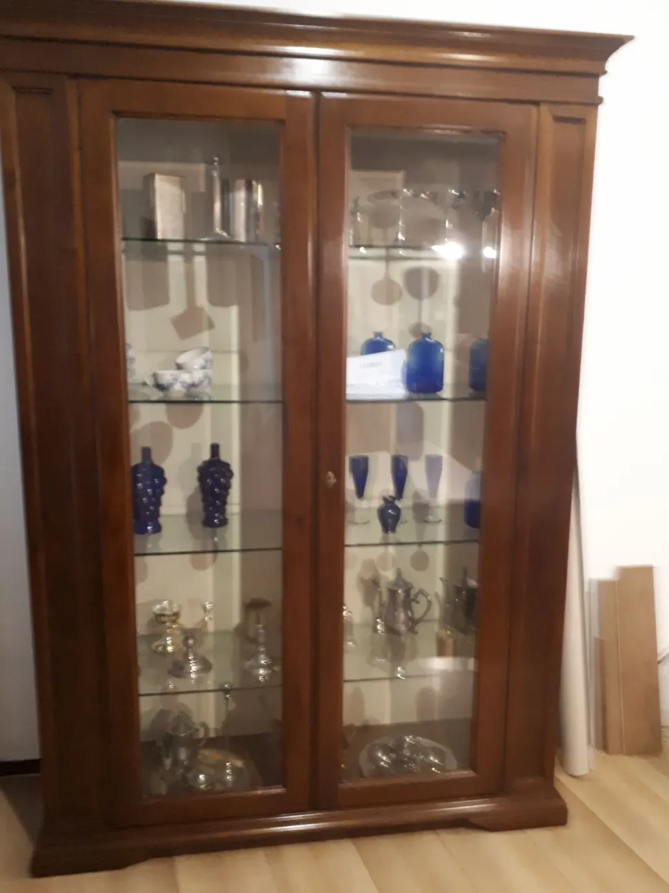 Vetrina Prestige in noce massiccio, 2 ante, stile classico. Prezzi vantaggiosi!