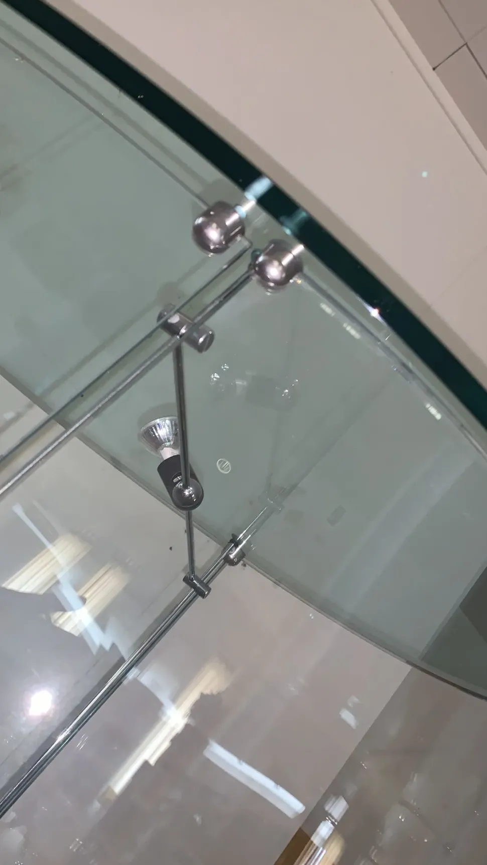 Vetrinetta Ellipse Reflex in stile design con forte sconto